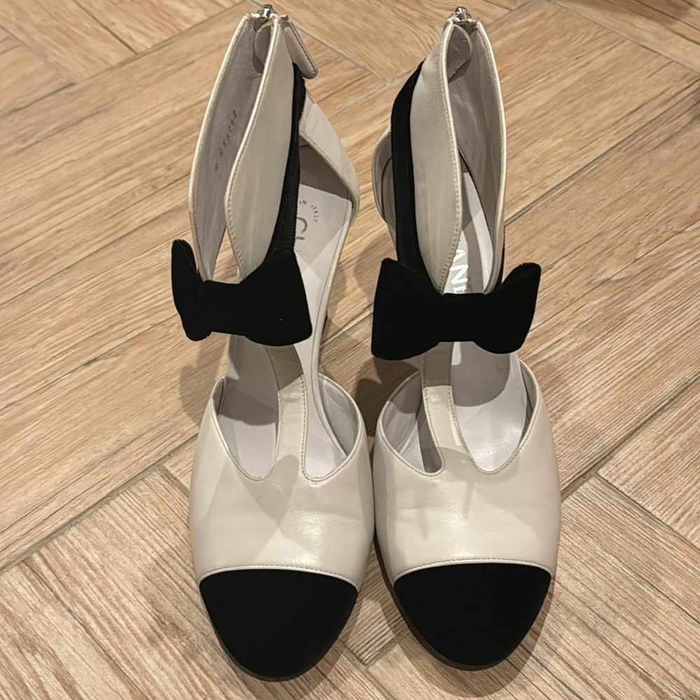 CHANEL 
Lambskin Velvet Cap Toe Bow Pumps  Size 40 - Picture 10 of 12